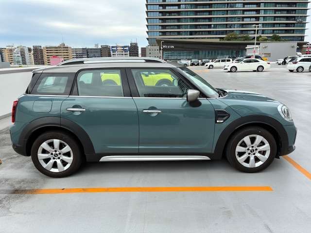 サイドボディはホイールベースの長さがご確認いただけます。これにより安全性が確保され、同時に走行性能の高さが裏付けされている設計になっております。