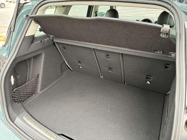 ラゲッジルームは利便性に優れるよう、極力デッドスペースを排した設計になっております。またリアシートは6：4の2分割になっており、荷物の大きさ、量にあわせてアレンジ可能です。