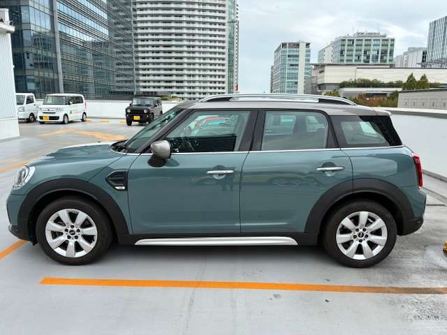 サイドボディはホイールベースの長さがご確認いただけます。これにより安全性が確保され、同時に走行性能の高さが裏付けされている設計になっております。