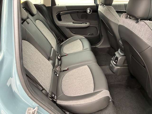 【レザレットコンビシート】セカンドシートもフロントシートと同様安心感があり、クリアランスもしっかりと確保されております。大人の方も余裕でお乗りになれます。