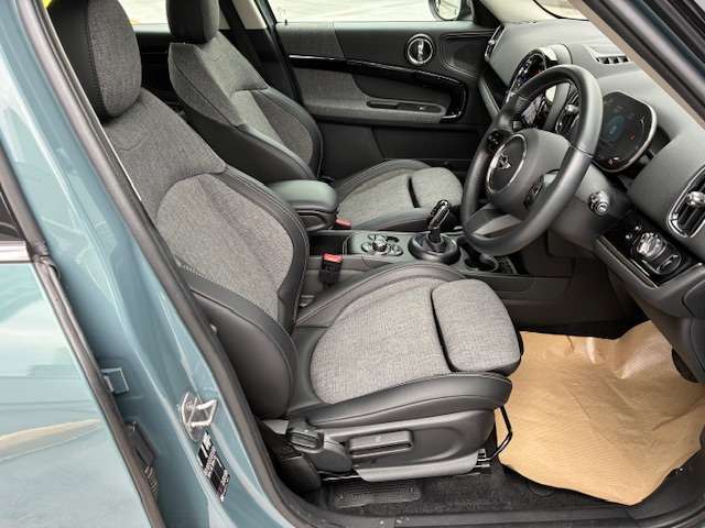 【フロントヒーター付レザレットコンビシート】人間工学に基づき設計されたシート。椅子文化が主流なヨーロッパでは国産メーカー車と異なり、非常にホールド感があり疲れ難く長距離ドライブ時にも安心です。