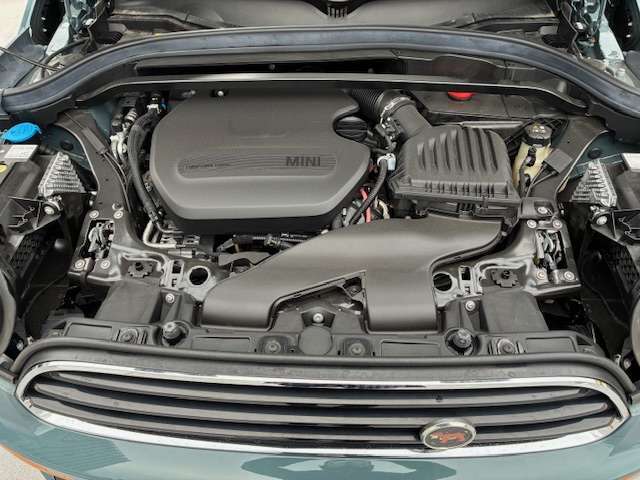 エンジンルームは前オーナー様の丁寧な使用感を感じられる状態です。オイルの滲みや漏れ等は当然なく、お渡し前にもしっかりとした点検整備を実施致します。