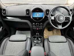 運転席及び助手席におかけになっている瞬間をイメージしてみてください。重厚感のある室内空間は外からの音を遮断し、唯一のプライベート空間を演出しております。