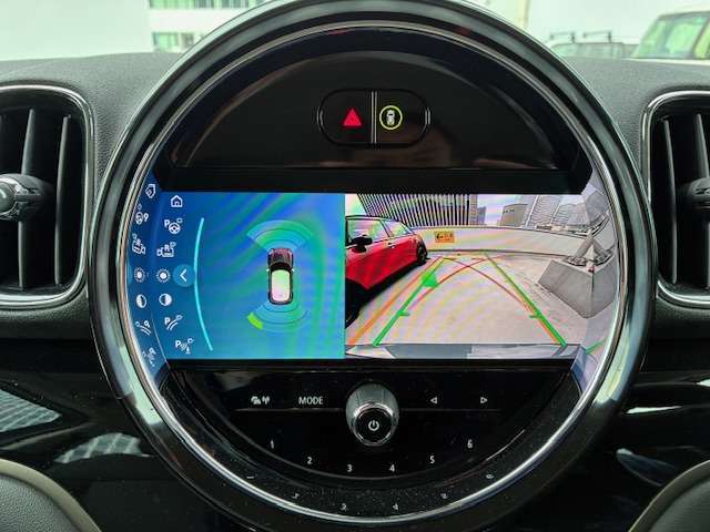 バックカメラ＆前後方パークセンサーはリバースシフトに連動し、ナビゲーションモニター上へ切り替わります。前後方部死角にある障害物等を検知すると警告音で知らせてくれます。