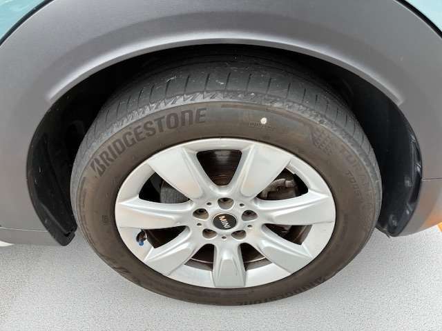 17インチアロイホイール・プリントスポークシルバーが採用されております。