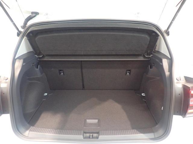 荷室は荷物を隠せるトノカバー付！充分な荷室の広さです！