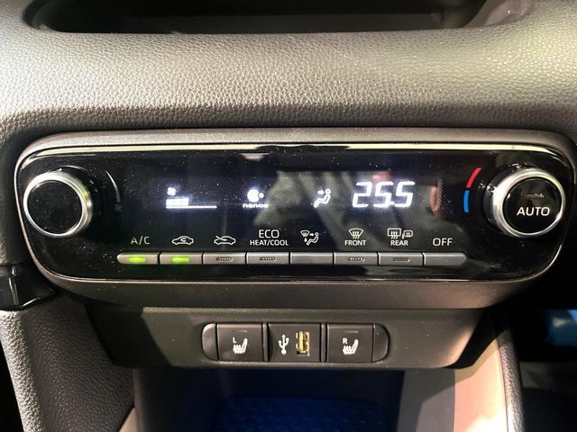 【オートエアコン】一度お好みの温度に設定すれば、車内の温度を検知し風量や温度を自動で調整。暑い…寒い…と何度もスイッチ操作をする必要はありません。快適な車内空間には必須の機能ですね♪