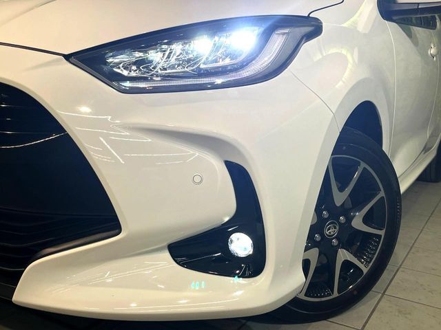 【LEDヘッドライト】悪天候や夜間走行時も良好な視界を確保し安心して運転できる高輝度LEDヘッドライトを装備！点灯速度が早く、消費電力も抑えられています。
