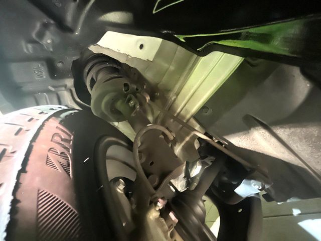 お車を安心してお乗りいただく為には、足回りの定期点検が欠かせません。サービスサポート（有償保証）では無料点検もご提供しており、安心のカーライフをお過ごしいただけるサポート体制が整っています。