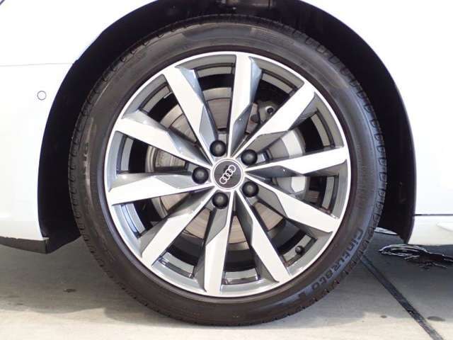 納車前の整備ではメーカーの定める100項目もの厳しい点検項目を実施し安全で安心できるAudiをお届けします。