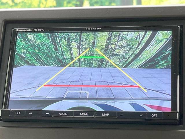 【バックカメラ】駐車時に後方がリアルタイム映像で確認できます。大型商業施設や立体駐車場での駐車時や、夜間のバック時に大活躍！運転スキルに関わらず、今や必須となった装備のひとつです！