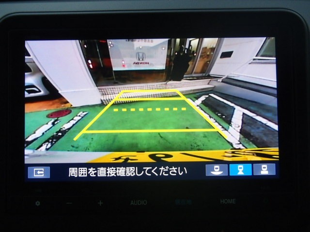 後方確認はオマカセのリアカメラ付です。雨天時や夜間のバック駐車時などで特に視界の安全確認に役立ちます。