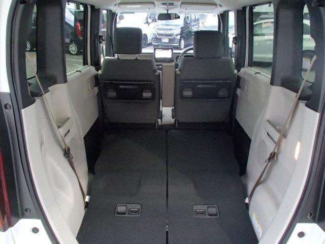 お荷物、乗車定員にあわせ多彩なシートアレンジが出来ます！シートを倒せば、広々としたラゲージルームが！大荷物・大人数での旅行も快適にお過ごしいただけます。