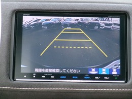 後退時に車両の後ろ側をモニター画面に表示します。車庫入れが苦手な人もこれで安心♪