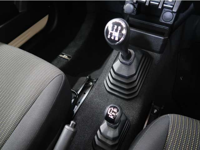 5速マニュアル車　トランスファー切替えレバー