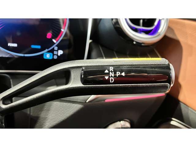 ウィンカー内蔵ドアミラーを開発したのは『メルセデス・ベンツ』です。他車からの視認性が高まり、事故の可能性を低減させています。更に、点灯部分はドライバーの視界に入らないように設計されています。
