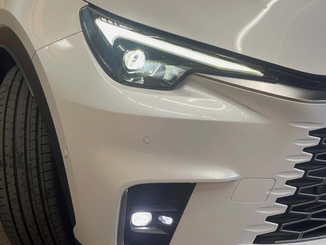 【LEDヘッドライト】悪天候や夜間走行時も良好な視界を確保し安心して運転できる高輝度LEDヘッドライトを装備！点灯速度が早く、消費電力も抑えられています。