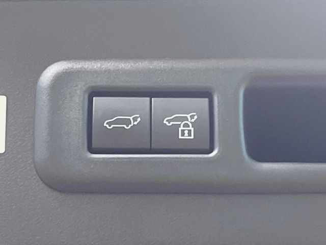 【パワーバックドア】スマートキーや運転席のボタンを押すだけでリアゲートが自動で開閉します！荷物を持っている時や、高い位置にあるバックドアを閉める際に便利な機能です♪