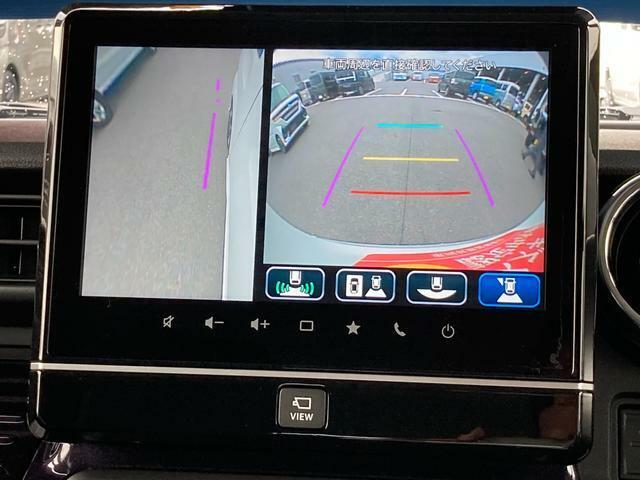 車の前後左右に4つのカメラを設置。車を真上から見たような映像を映し出してくれるカーナビゲーション付。