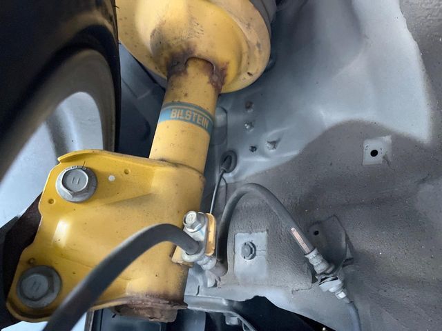 【ビルシュタイン製ダンパー】高速走行時の車両安定性を向上させてくれる人気の装備。街乗りの乗り心地も犠牲にせず、スポーティな走行をお楽しみいただけます♪