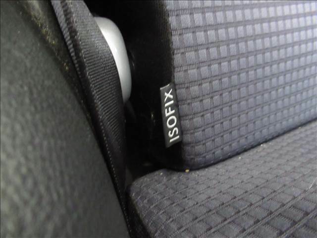 ISOFIXとは、シートベルトを使わず、チャイルドシートとクルマの固定金具を連結するだけのカンタンでガッチリ固定できる取り付け方法です。