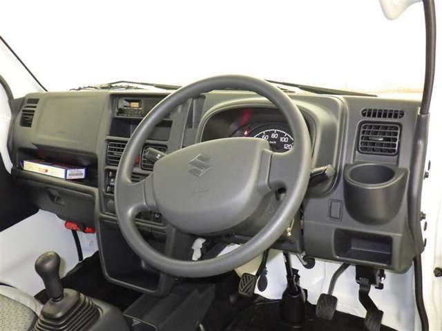 運転の際、常に目にする部分だけにシックで飽きのこないデザインが良いですね。