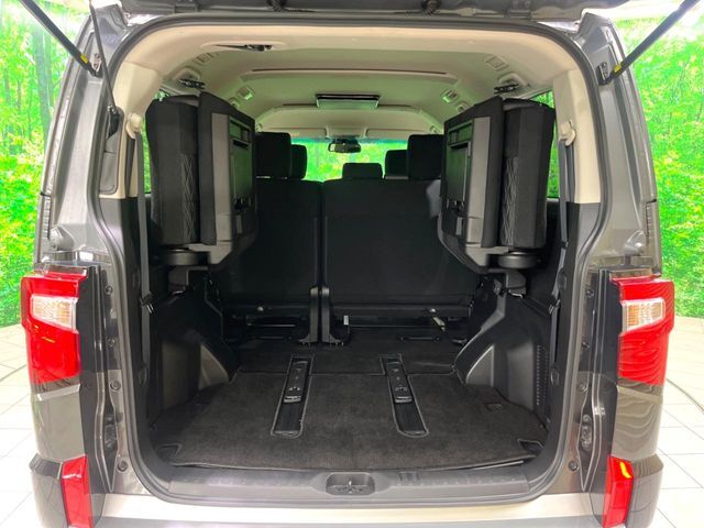 積み下ろしのしやすいデッキにはたっぷりと荷物を積み込んでいただけます。遊びから仕事まで、様々なシーンで頼れます♪