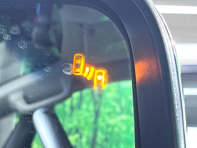 【ブラインドスポットワーニング】走行中、ドアミラーの死角になりやすい箇所に後続車が接近するとサイドミラー付近に警告を表示、ドライバーに注意喚起をしてくれます。