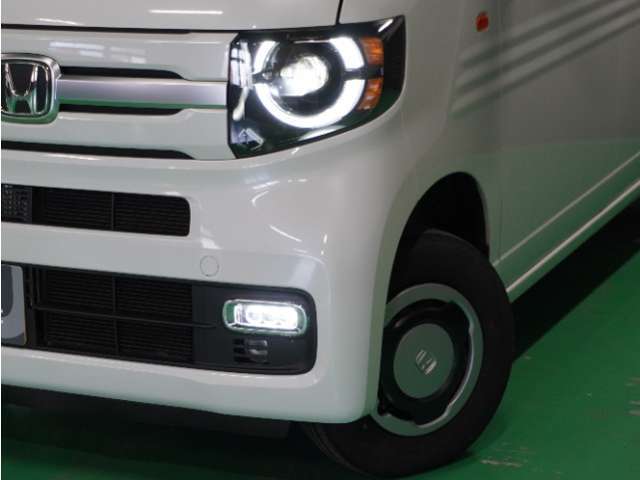【ヘッドライト】省電力で長寿命の明るく運転しやすいLEDヘッドランプです。明るく照らすので暗い夜道からお客様を守ってくれます。