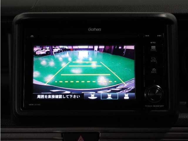 【バックカメラ】駐車が苦手な方でも安心してお乗りいただけます。リバース連動で画面が切り替わるのでとっても便利です。