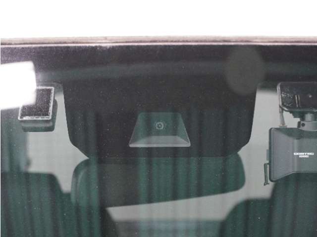 【ホンダセンシング】 「ミリ波レーダー」と「単眼カメラ」の異なる特性を持つ2つのセンサーなどにより、安心・快適な運転を支援します。