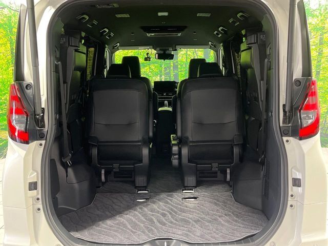 【パワーバックドア】スマートキーや運転席のボタンを押すだけでリアゲートが自動で開閉します！荷物を持っている時や、高い位置にあるバックドアを閉める際に便利な機能です♪