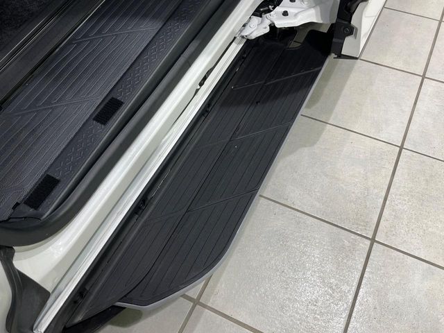メーカーオプションの【ユニバーサルステップ】を装備。スライドドアと連動したステップにより、小さなお子様の乗り降りがし易くなります♪