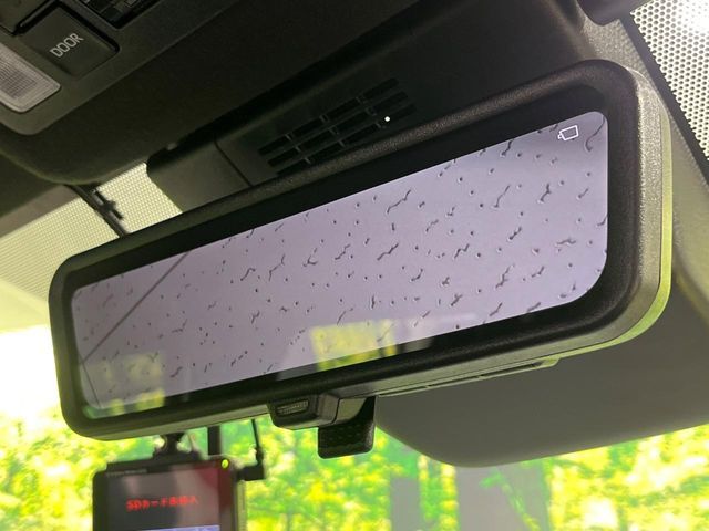 【デジタルインナーミラー】後席の大きな荷物や同乗者で後方が確認しづらい時でも安心！カメラが撮影した車両後方の映像をルームミラー内に表示。クリアな視界で状況の確認が可能です！