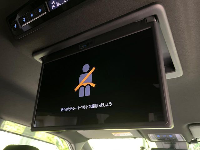【フリップダウンモニター】大画面モニターで後席でもエンタメをお楽しみいただけます。小さなお子様にも大人気の装備です♪