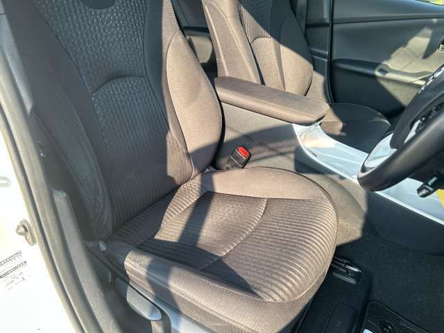 シートも大きな汚れやダメージはございません。納車前には室内クリーニングを施工し、綺麗な状態で納車します。