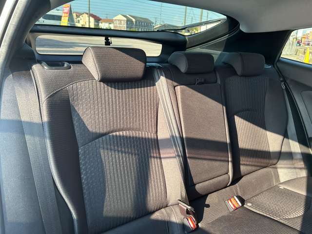 シートも大きな汚れやダメージはございません。納車前には室内クリーニングを施工し、綺麗な状態で納車します。