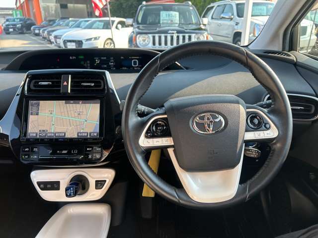 中古車にありがちな目立つステアリングのスレ、シミ等ございません。ご安心ください。