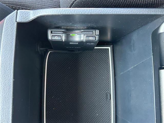 【ETC】有料道路を利用する際に料金所で停止することなく通過できる、ETC車載器（ノンストップ自動料金収受システム機器）が装備されています。セットアップを行うことで利用可能になります。