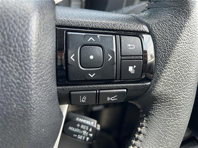 【レーンディパーチャーアラート（LDA）】クルマが車線または走路から逸脱する可能性がある場合に、ブザーまたはハンドルの振動により注意をうながします。機能には限界があるためご注意ください。