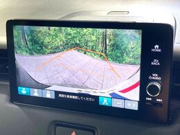 【バックカメラ】駐車時に後方がリアルタイム映像で確認できます。大型商業施設や立体駐車場での駐車時や、夜間のバック時に大活躍！運転スキルに関わらず、今や必須となった装備のひとつです！