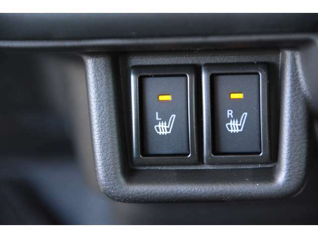 シートヒーター＆リヤヒーターダクト付き。運転席と助手席にはヒーターを内蔵。さらに後席の足元に温風を送り込みリヤヒーターダクトも装備して、寒い日でも車内全体を暖かくキープします。