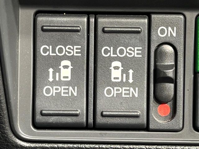 【両側パワースライドドア】スマートキーや運転席のスイッチで後席両側スライドドアの開閉が可能♪電動だから力を入れてドアを開ける必要が無く、小さなお子様でも簡単に開け閉めでき快適です♪