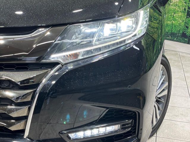 【LEDヘッドライト】悪天候や夜間走行時も良好な視界を確保し安心して運転できる高輝度LEDヘッドライトを装備！点灯速度が早く、消費電力も抑えられています。