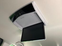 【後席モニター】家族や友人とお出かけする機会が多い方に大人気の後席モニターを装備！見やすい位置に画面がありテレビやDVDの視聴も快適！友達もお子様も、後席にしか乗らなくなるかも？？