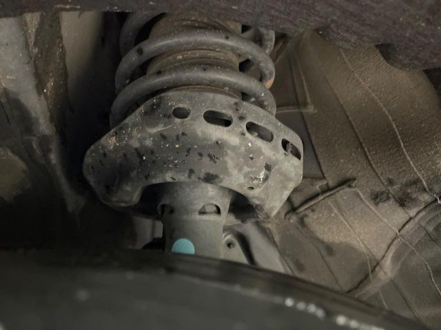 お車を安心してお乗りいただく為には、足回りの定期点検が欠かせません。サービスサポート（有償保証）では無料点検もご提供しており、安心のカーライフをお過ごしいただけるサポート体制が整っています。