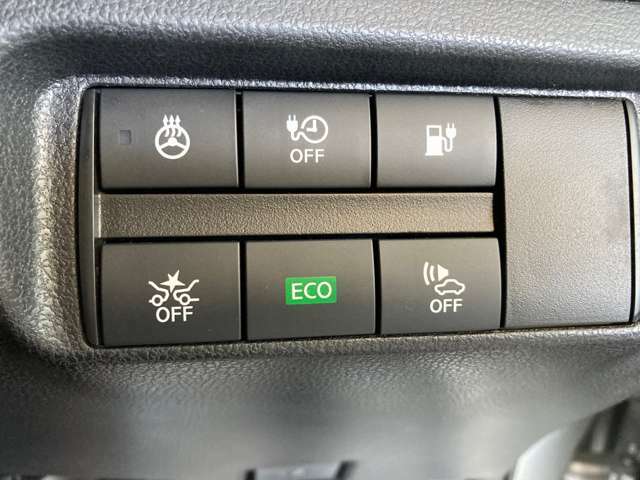 各種安全装置のスイッチが、運転席右側に配置されております。