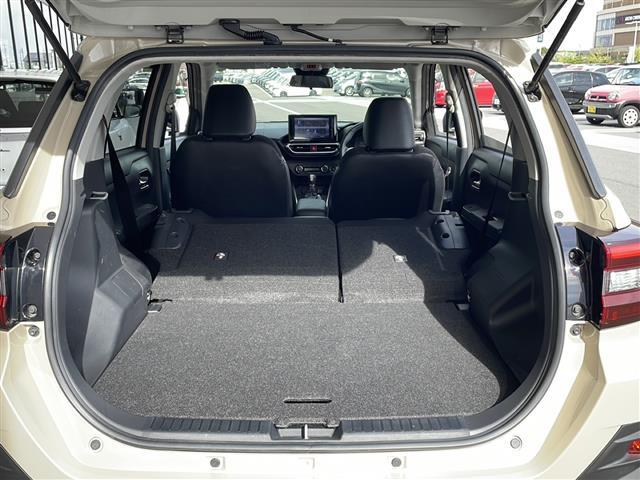 【シートアレンジ】乗せる人数、荷物によってシートアレンジは自由自在です！軽い力でシートを動かせます。開口部は低く、重い荷物もラクに積み下ろしできます。