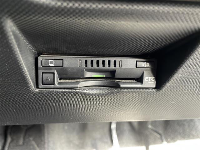 【ETC】有料道路を利用する際に料金所で停止することなく通過できる、ETC車載器（ノンストップ自動料金収受システム機器）が装備されています。セットアップを行うことで利用可能になります。