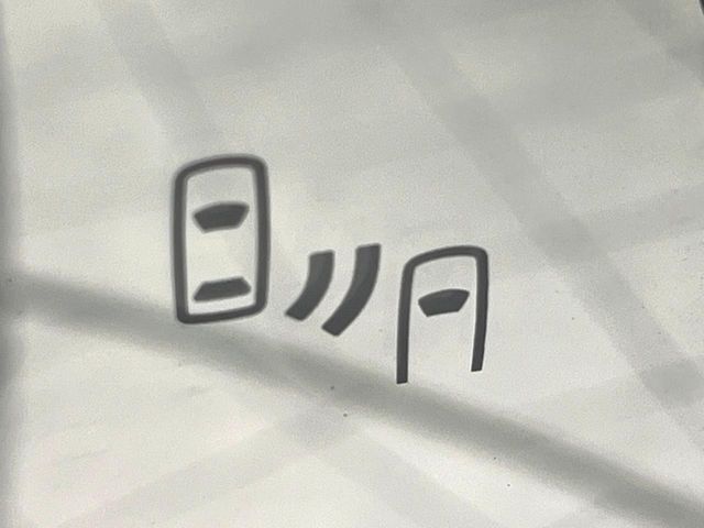 【ブラインドスポットワーニング】走行中、ドアミラーの死角になりやすい箇所に後続車が接近するとサイドミラー付近に警告を表示、ドライバーに注意喚起をしてくれます。